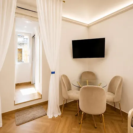 Mina Centro Storico 4 Guests نابولي